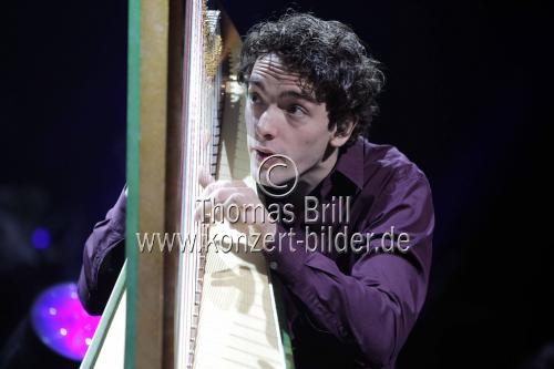 Remy van Kesteren (Niederländischer Harfinist) und Patrick De Smet (Night of the Proms-Typewriter) bei der Night of the Proms 2012 in der Lanxess-Arena Köln (&copy; Thomas Brill)